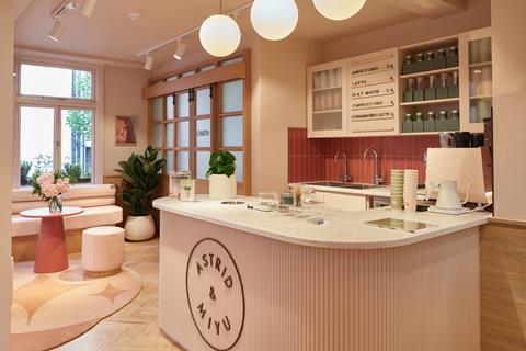 24-08-17_RyanWicks_AstridMiyu-CarnabySt_013